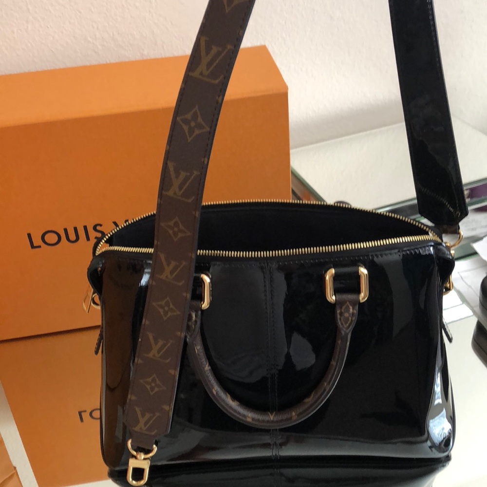 SOLD!!!!!!!!Authentic  Louis Vuitton purse - Picture 6 of 8